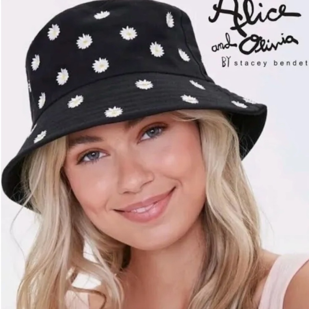 Alice & Olivia X Fab Fit Fun Reversible Bucket Hat- Daisy print